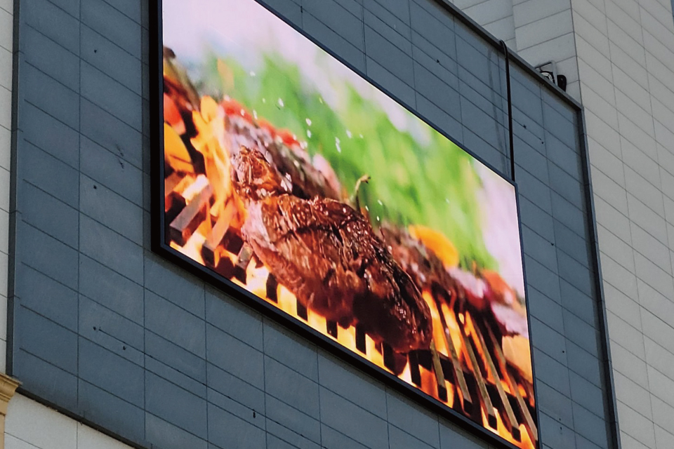 ビルの外壁に設置したLEDビジョンの広告映像