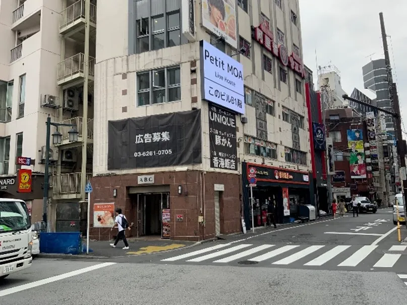 新宿歌舞伎町のビル壁面にレンタル用LEDビジョンを設置する前（ビフォー写真）