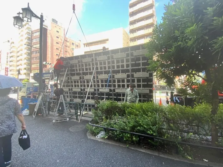 新宿歌舞伎町のビル壁面に設置するレンタル用LEDビジョンを道路で組み上げている様子（裏側）