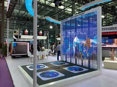 シースルータイプ床用LED（2023年7月中国深セン、デジタルサイネージ会場内）