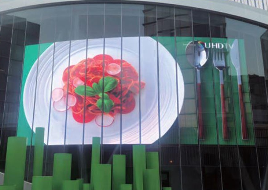 飲食店、ガラスへ透明LEDサイネージ設置事例写真