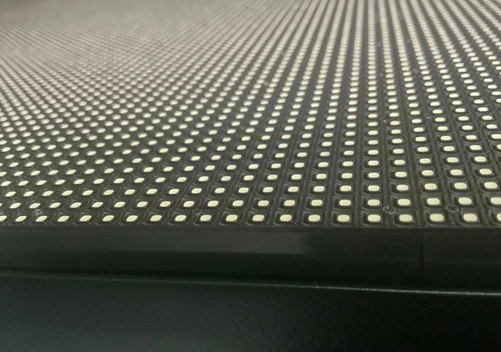 LEDサイネージSMDパネルの斜めからの写真