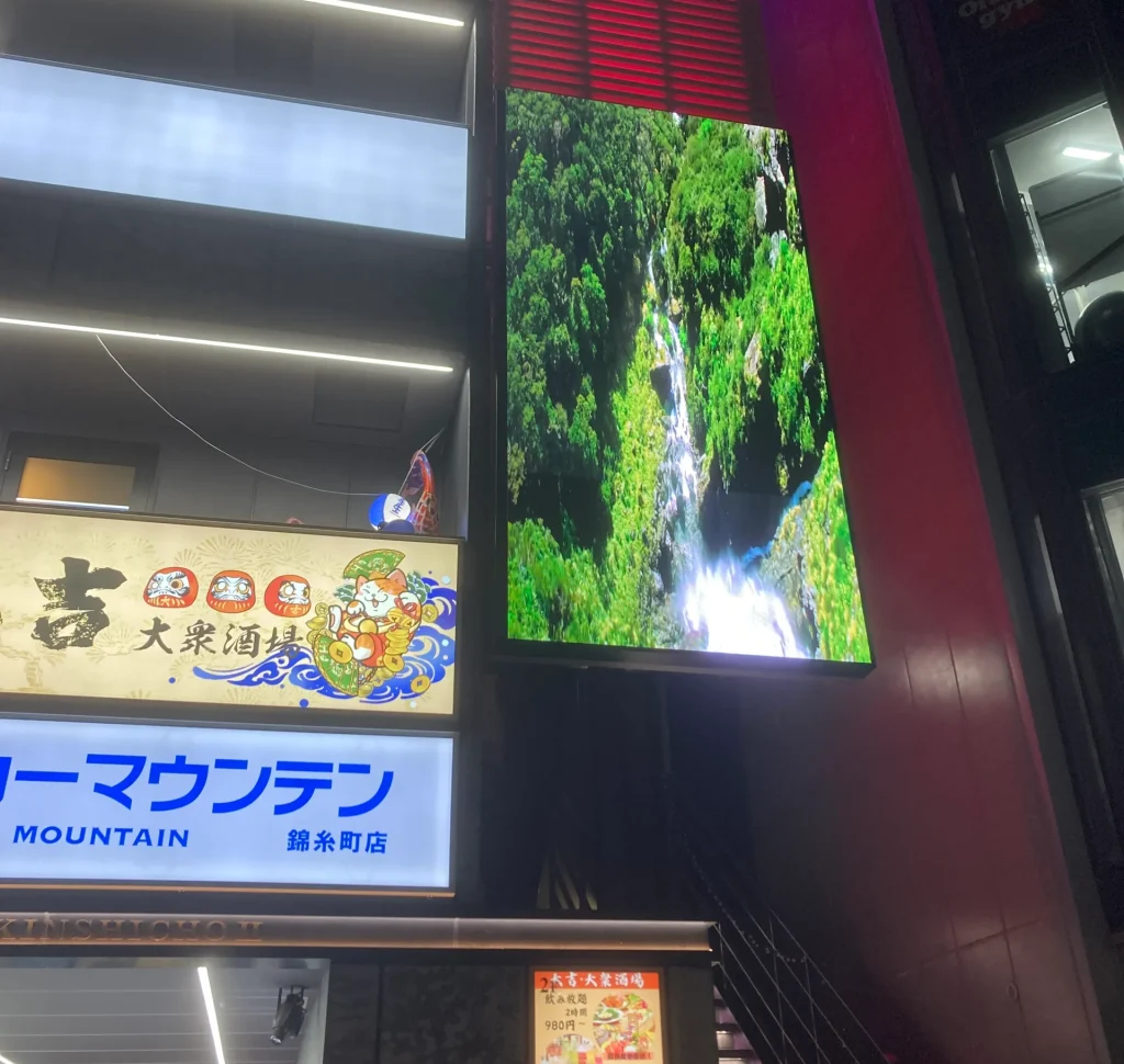 壁面へLEDサイネージ取付写真