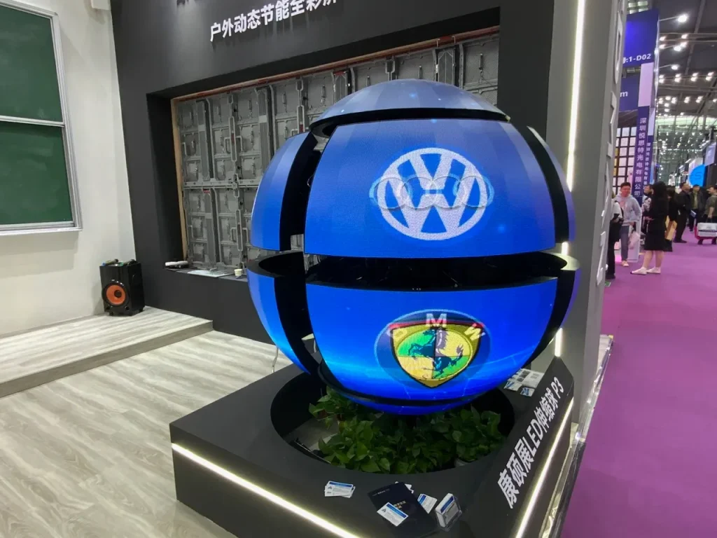球体型のLEDビジョンの写真。複数に分割され、それぞれが可動する演出がされています