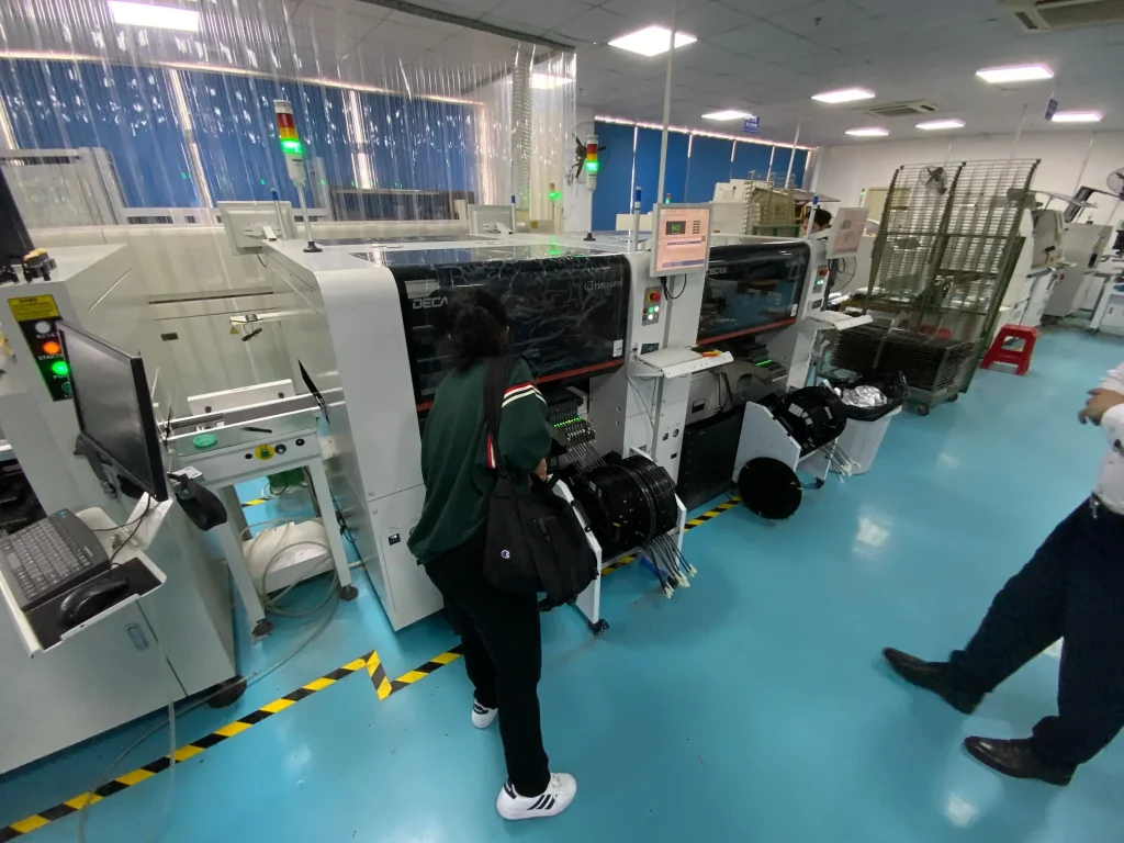 ledビジョンの工場内でチップが組み込まれている工程の確認