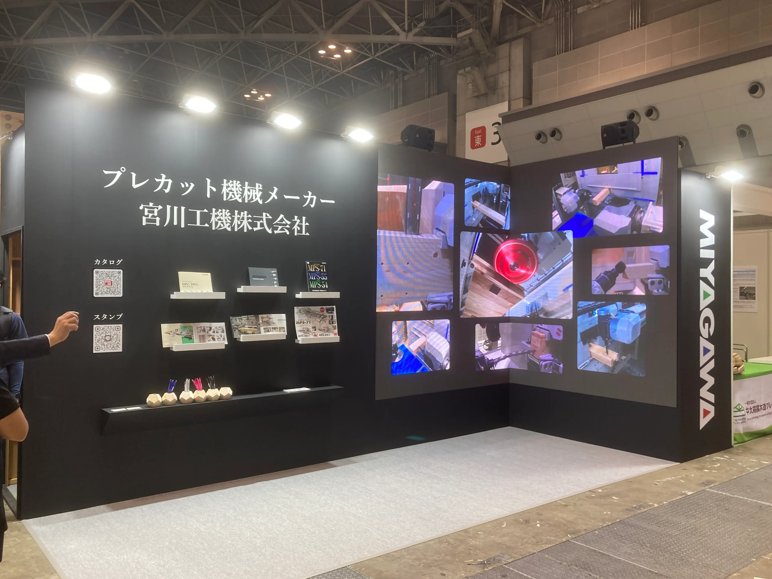 幕張で行われた展示会でL型に設置したLEDサイネージの写真