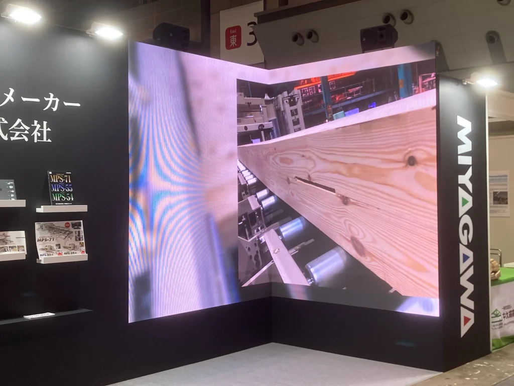 幕張で行われた展示会でL型に設置したLEDサイネージの映像映し出されている写真