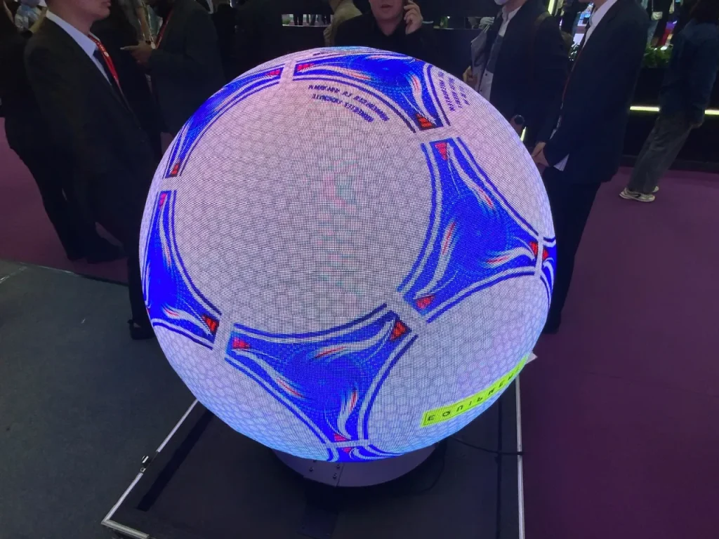 球体LEDサイネージのサッカーボールの映像が映し出されている写真