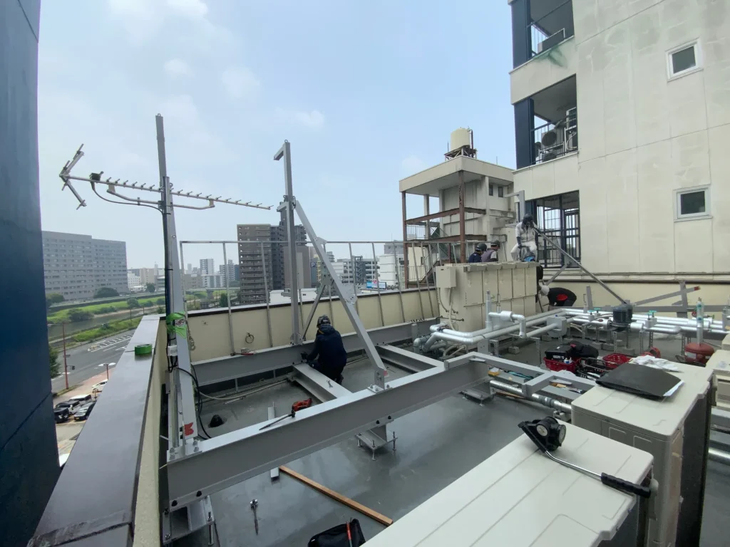 屋上に設置したledビジョンの鉄鋼組み上げ中の写真