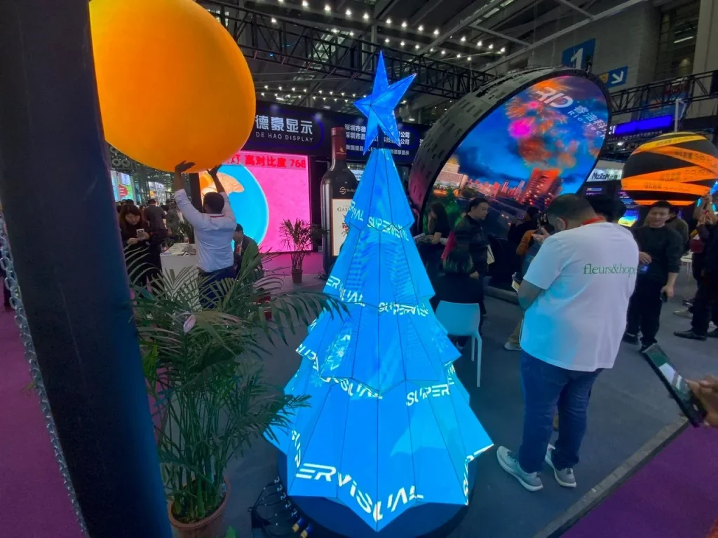 立体ツリー型LEDビジョンに動く映像が映し出された展示の様子