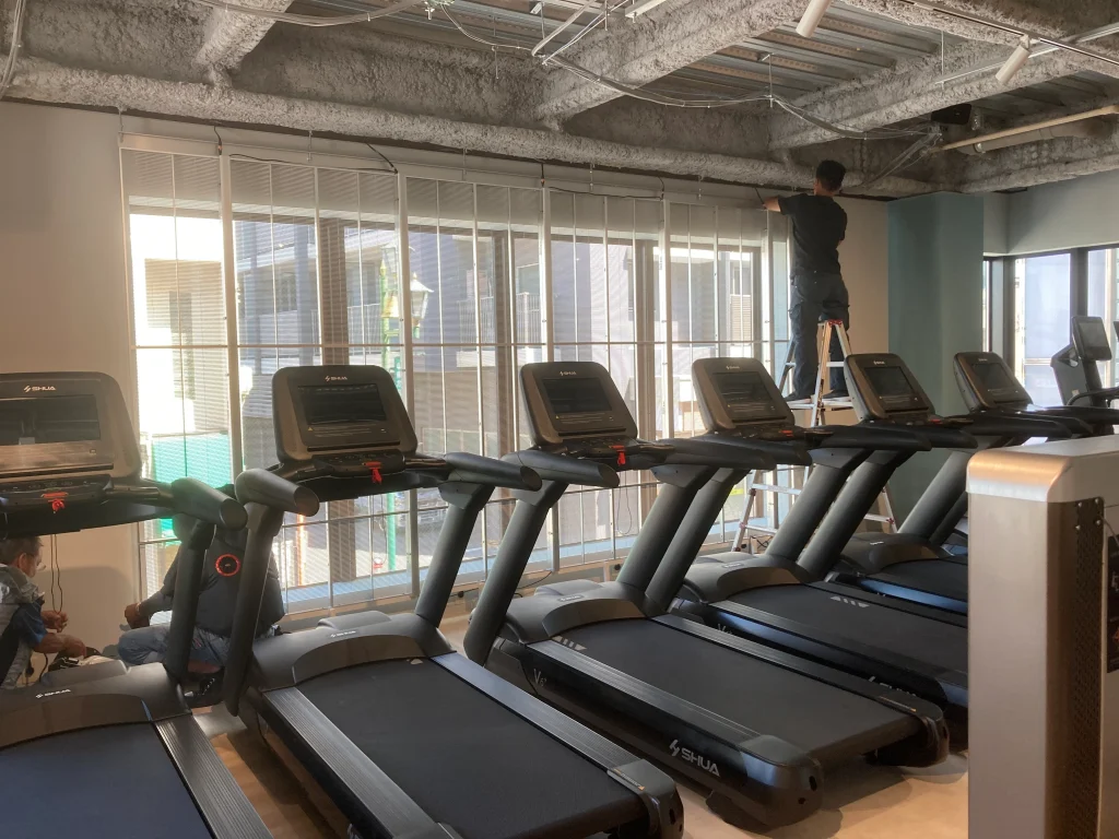 窓ディスプレイ化の正解は？種類比較と自作リスク完全解説