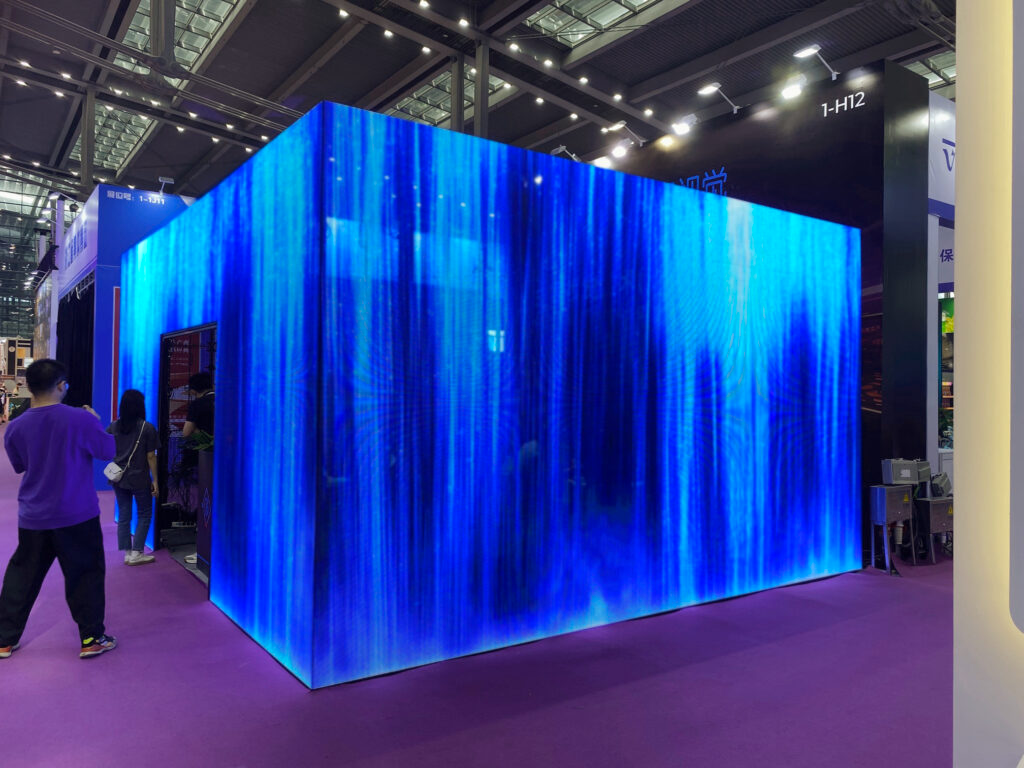 空間に溶け込み圧巻の視覚体験を届ける屋内透過型ビジョン