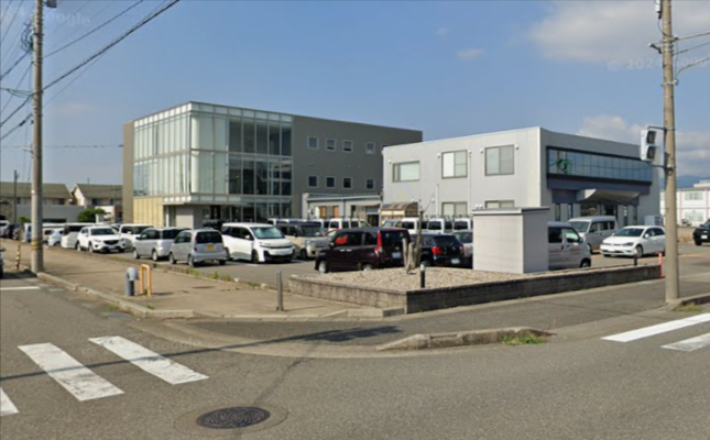 交差点の角に設置、福井ケーブルテレビ様の鮮やかな自立型LEDビジョン-大通りの交差点に視認性の高い自立型のLEDビジョン看板