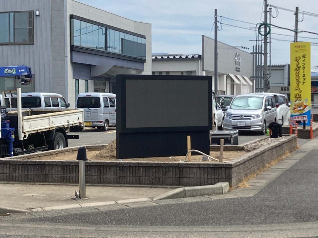 交差点の角に設置、福井ケーブルテレビ様の鮮やかな自立型LEDビジョン-大通りの交差点に視認性の高い自立型のLEDビジョン看板