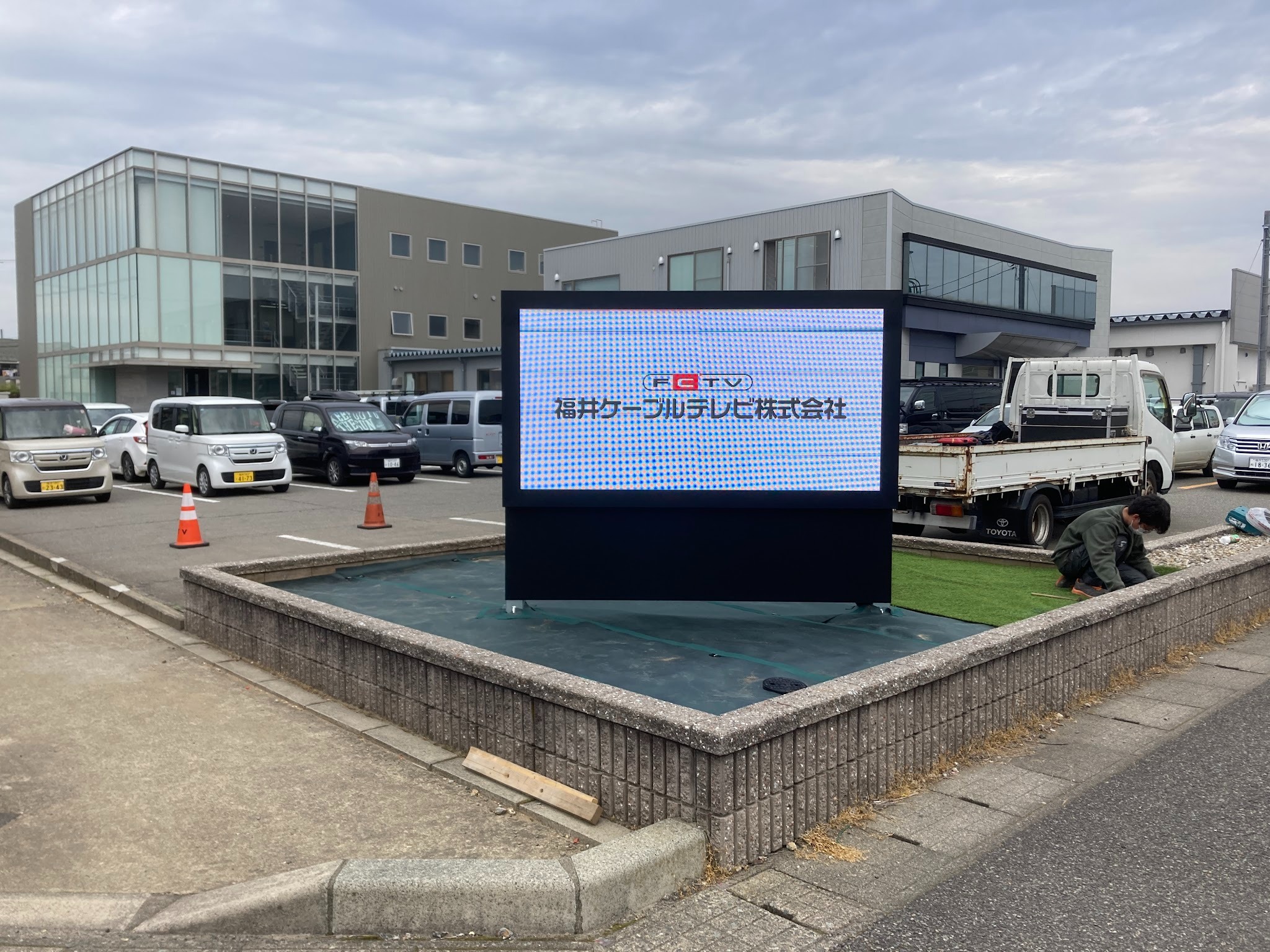 交差点の角に設置、福井ケーブルテレビ様の鮮やかな自立型LEDビジョン