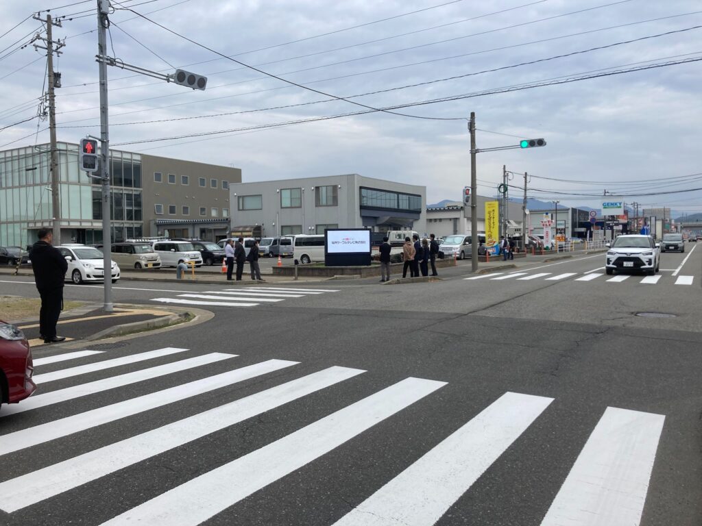 交差点の角に設置、福井ケーブルテレビ様の鮮やかな自立型LEDビジョン-発信したいメッセージ鮮やかな映像を届ける2枚のLEDビジョン