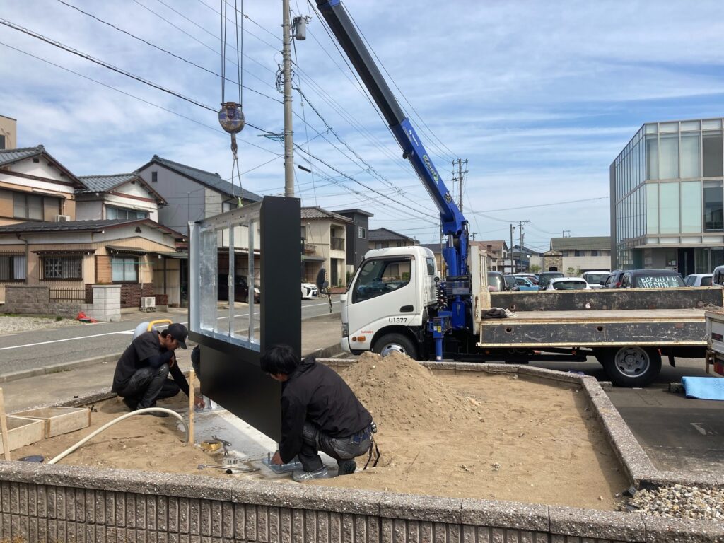 交差点の角に設置、福井ケーブルテレビ様の鮮やかな自立型LEDビジョン-屋外の看板だからサビや汚れに強い溶融亜鉛メッキ仕上げの支柱