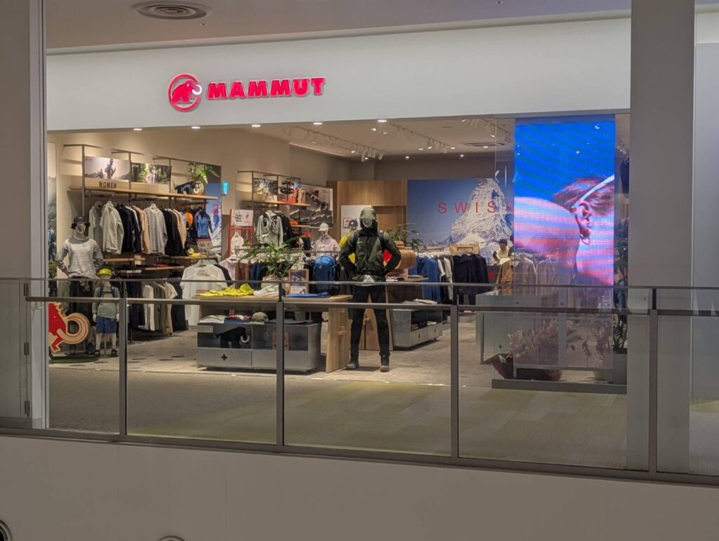 MAMMUTららぽーとEXPOCITY店様に導入した、店内の奥行を感じるLEDビジョン