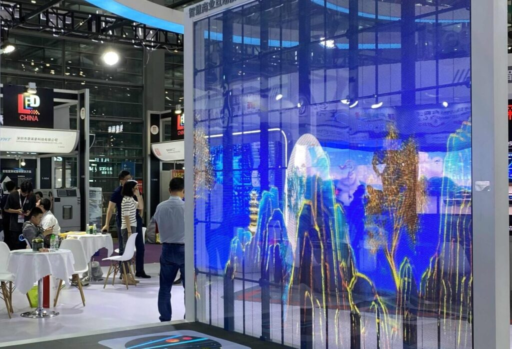 アパレルのお店のガラスを活かして空間を広く見せるLEDスクリーン