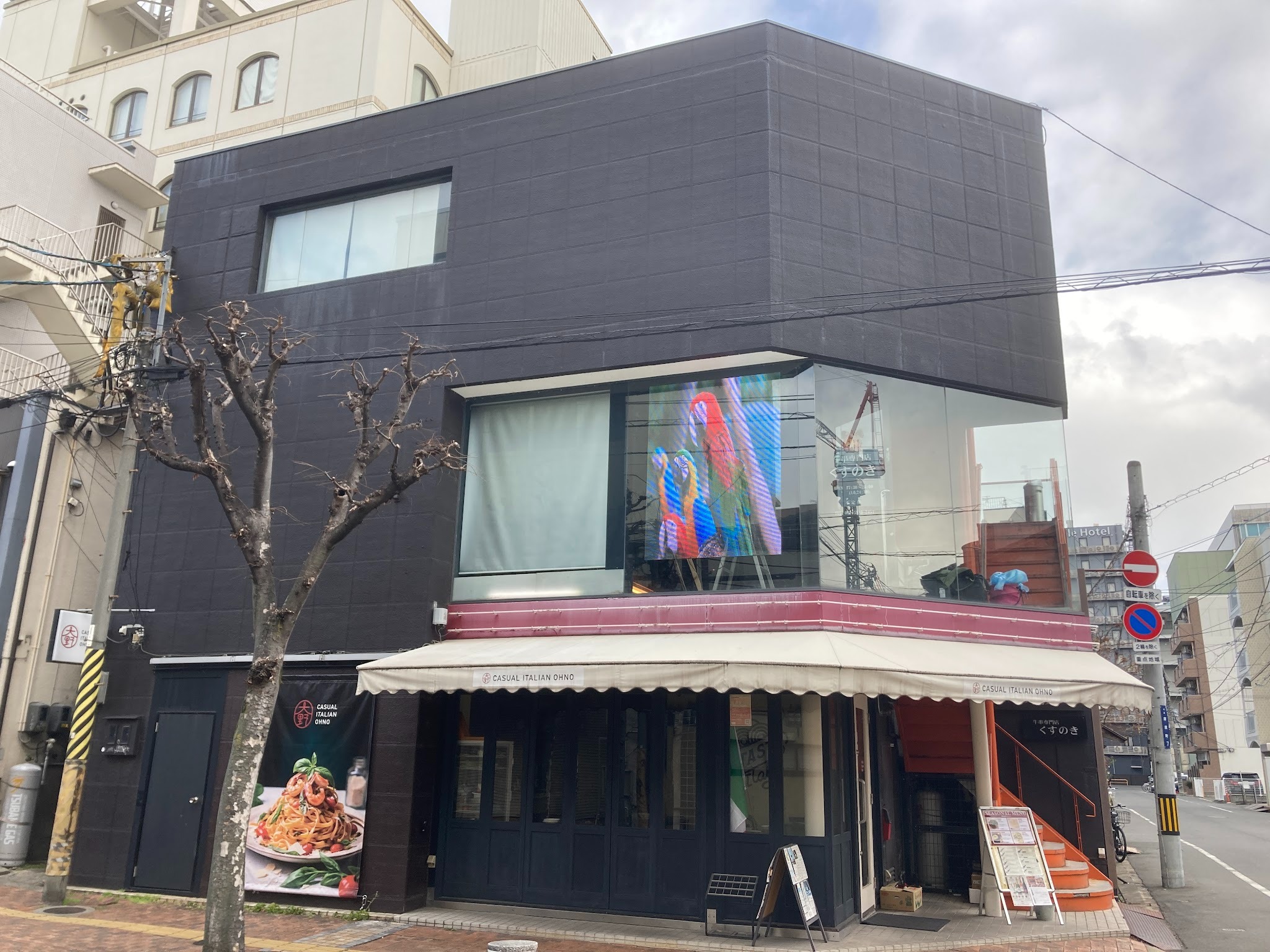牛串専門店くすのき様、ビル2階の透過メッシュ式LEDビジョンを設置