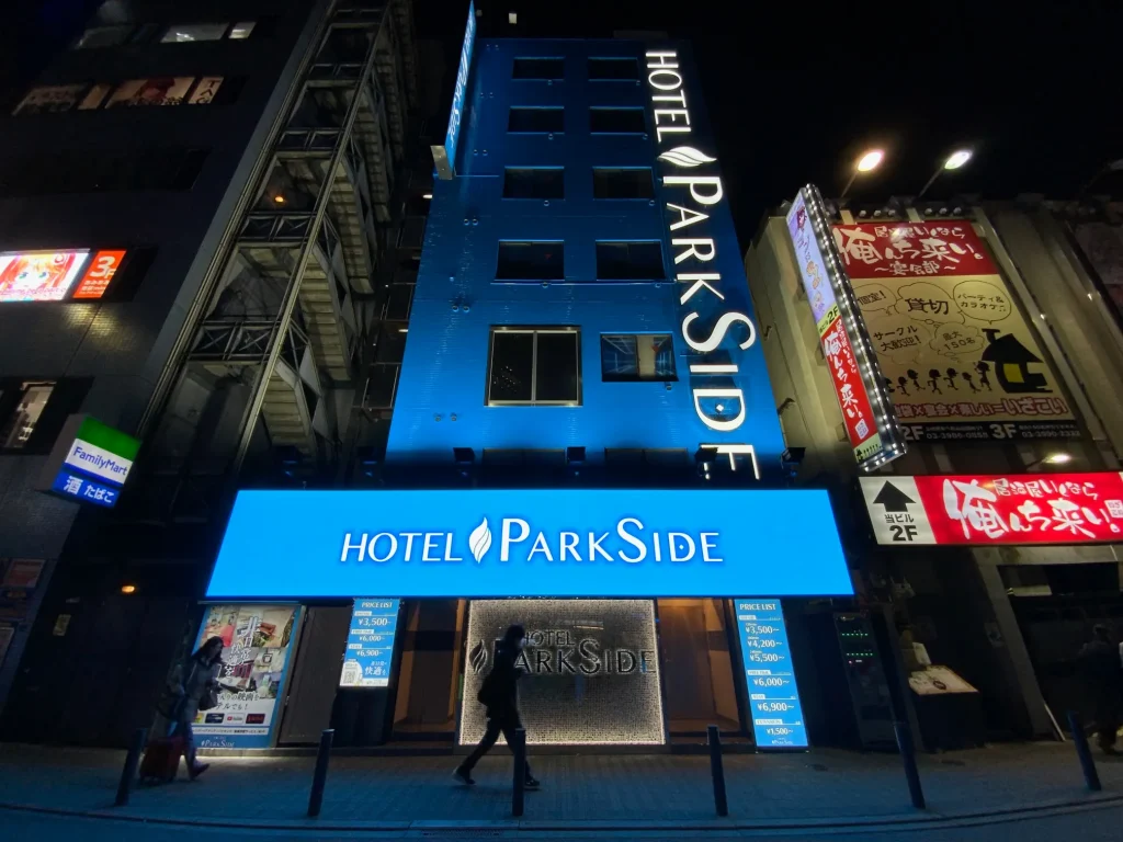 街の通りと建物が自然とつながる屋外用LEDビジョンがある商業施設